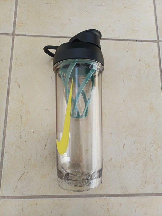 Bidon apa Nike Recharge Shaker 2.0, BPA free, 473 ml transparent/verde