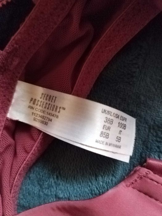 Sutien cu incidere fontala, visiniu de la: Secret Possessions! 85 B!