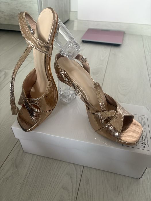 Сандали със стъклен ток " страхотни"