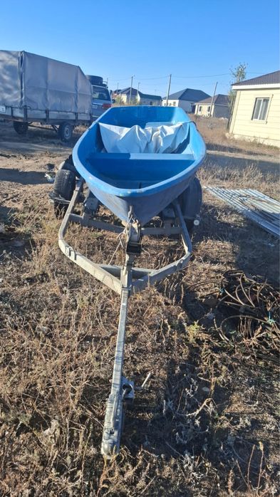 Лодка с прицепом и мотором