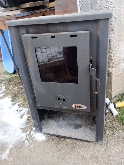 Soba din fier căptușită in interior cu cărămidă din șamotă