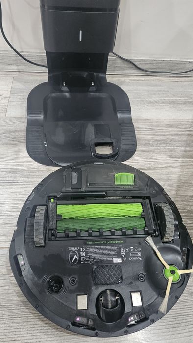 Прахосмукачка iRobot Roomba Combo i8+ със станция за автоматично изпразване – като нов