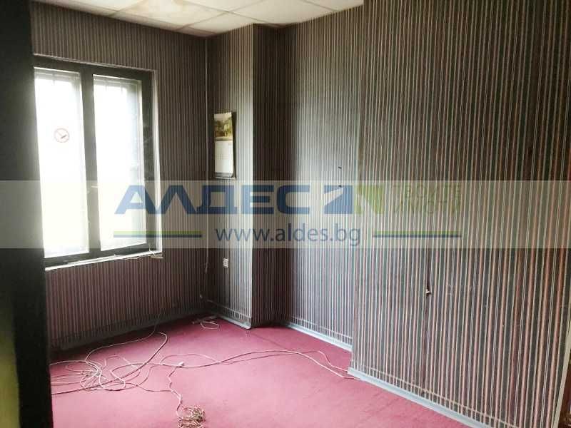 Продава магазин до Лъвов мост