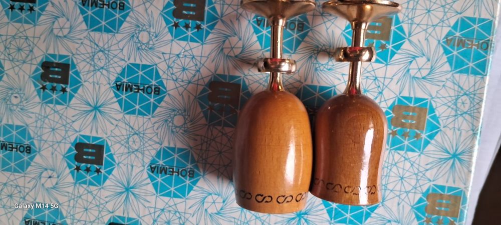 Свадебные  рюмки с обручальными кольцами новые,материал дуб