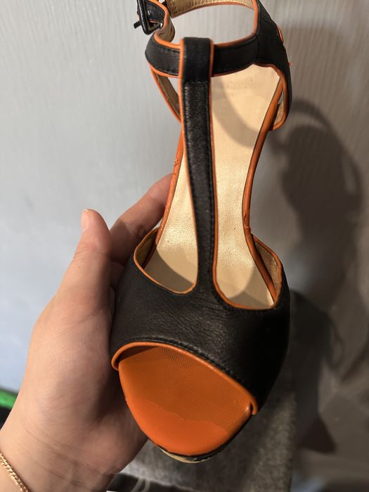 Босоножки с Т образным ремешком