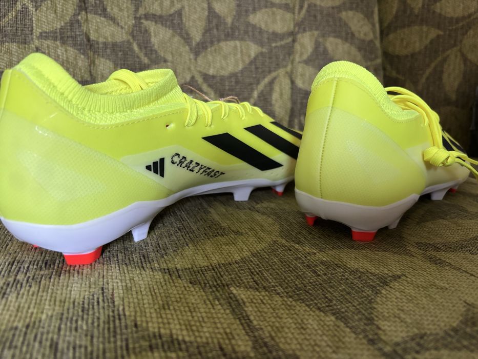 Нови футболни обувки Adidas X Crazyfast League.