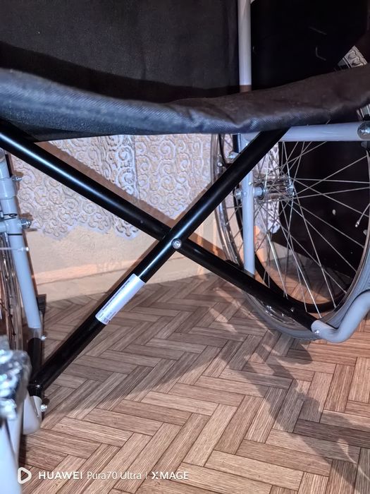 Инвалиден стол в перфектно състояние, без следи от употреба.