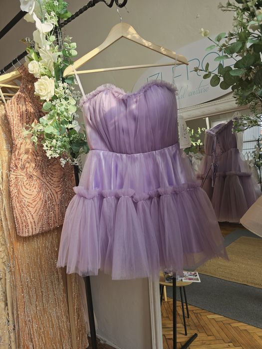 Къса лилава рокля.