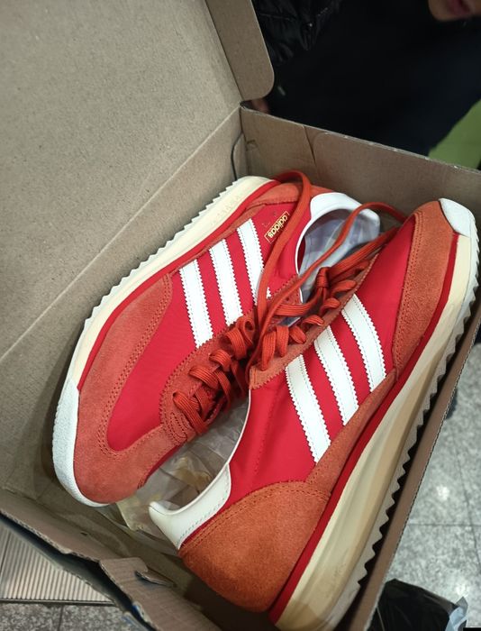 Адидас обувки червено бели