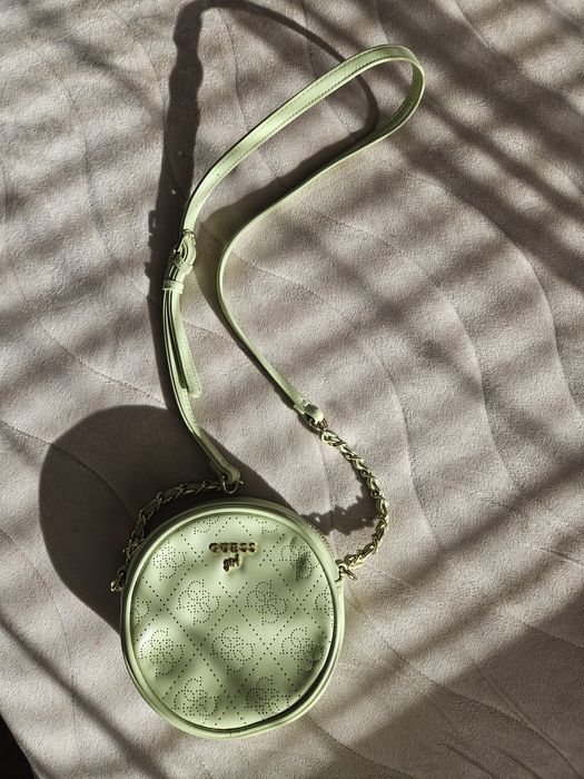 Малка кръгла чантичка Guess