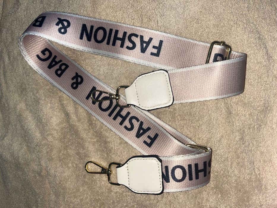 Бяла малка чанта