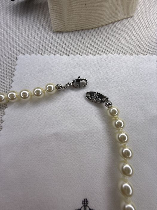 Colier Vivienne Westwood ”mini bas relief”, perle/argintiu, pietricele