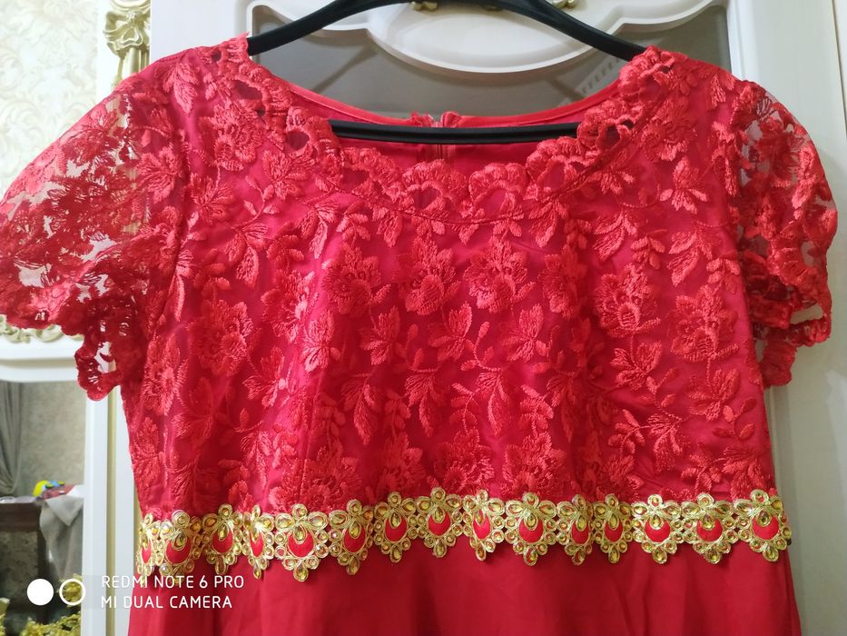 Vecherniy koyne, qizil shifonli va gipyurli