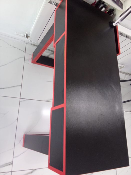 Маникюрный стол