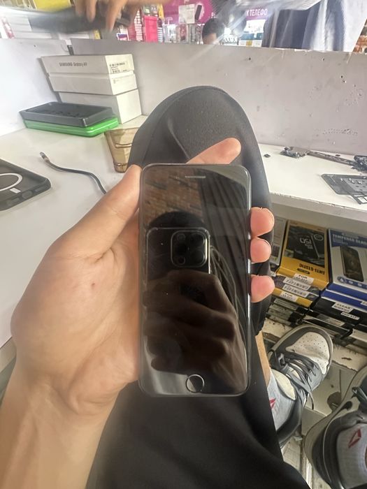 iPhone SE 2020 (64 ГБ)