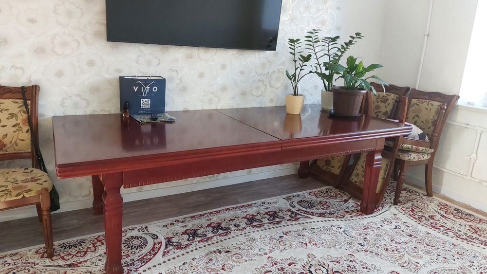 Продаётся  стол , красное дерево
