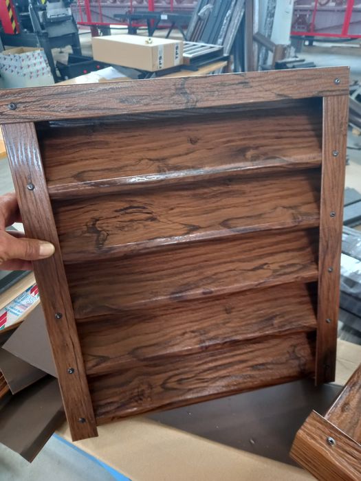 Sipca gard jaluzele gardTigla metalica