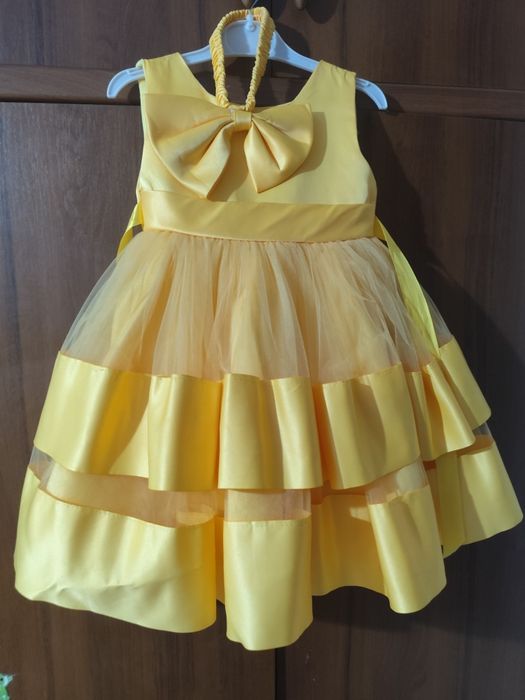 Платье праздничное.