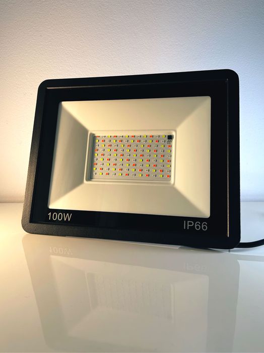 Lumini Arhitecturale LED cu telecomanda RGB 100W / 4 Bucati