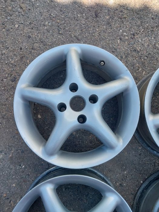 Диски R15 оригинал на Audi 80.