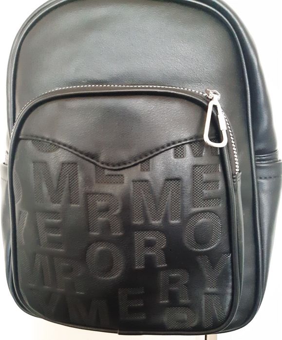 Чисто нова черна раница