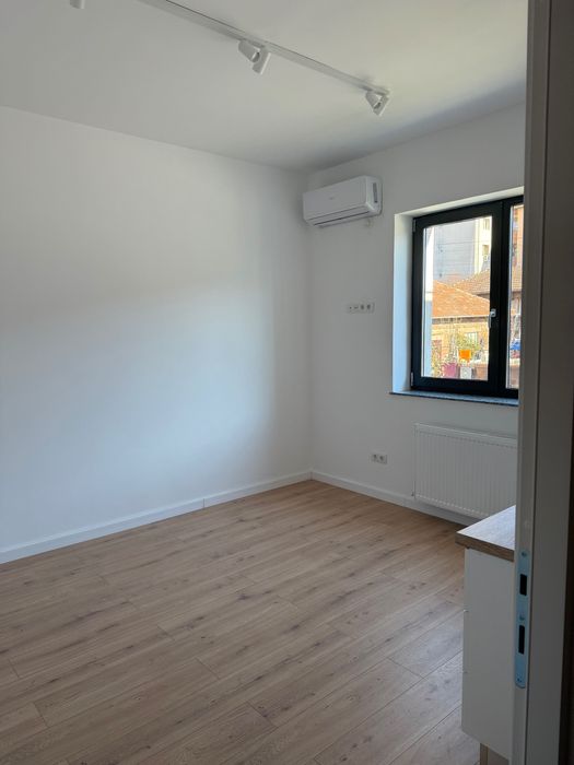 Salon de infrumusetare pe strada Ferdinand, bloc G 1