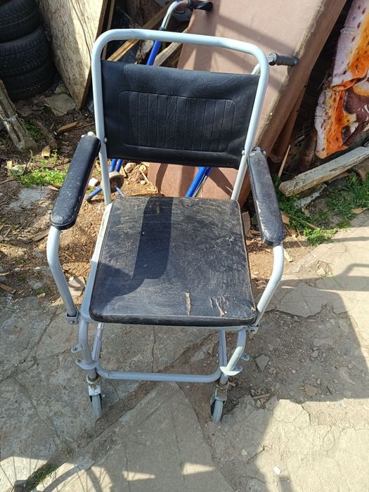 Инвалидна количка и тоалетен стол!