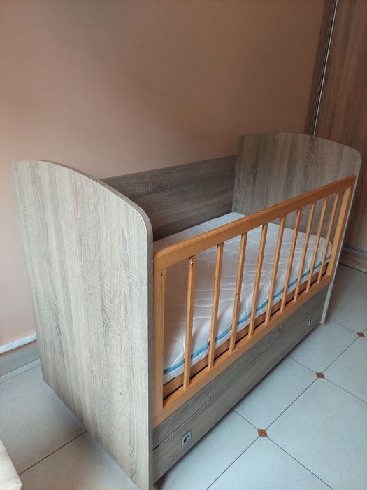 Дървена бебешка кошара с матрак