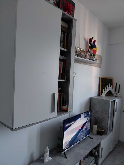 Living alb cu gri beton negociabil