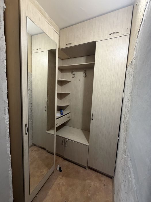 Шкаф в прихожую углавой