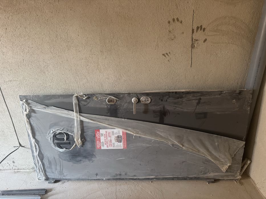 Поодам входную металлическую дверь, новая