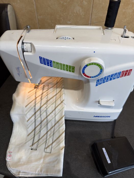 Masina de cusut si festonat Medion coase mat. groase