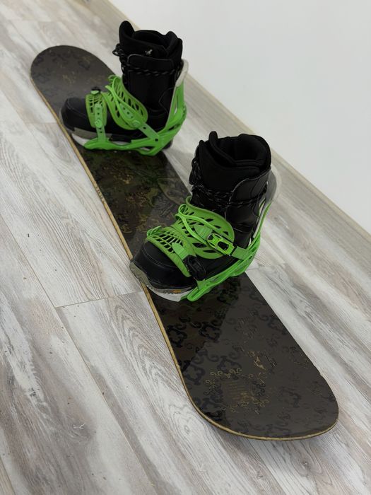 Продам сноуборд с креплениями ботинками и шлемом