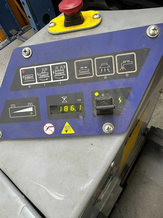 Aparat de spalat-aspirat hala Nilfisk Advance