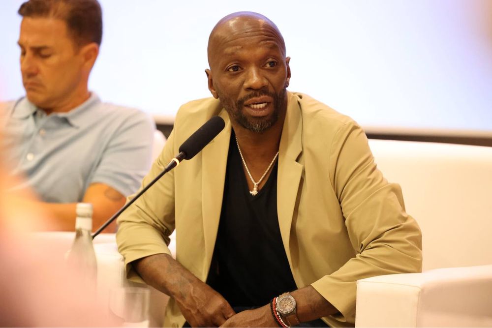 Настольни микрафон канфиренса учун синхиронни таржимон