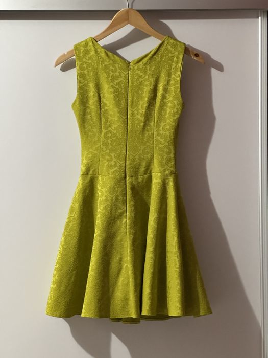 Елегантна рокля в лимонено жълт цвят