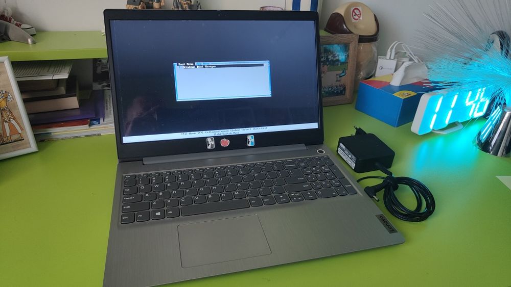 Vand laptop Lenovo IdeaPad 3 15ARE05 pentru piese de schimb