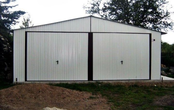 Garaje auto pe structura metalica învelite cu panouri Sandwich termoiz