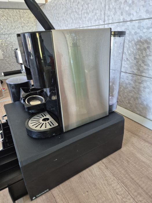 Vand expresor de cafea,spumantor de lapte, cutie capsule