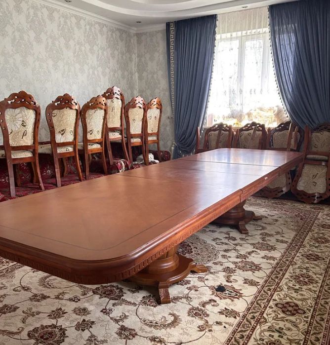 Стол со стульями гостинный