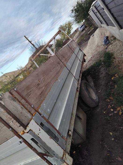 Vand remorca pe foi de arc