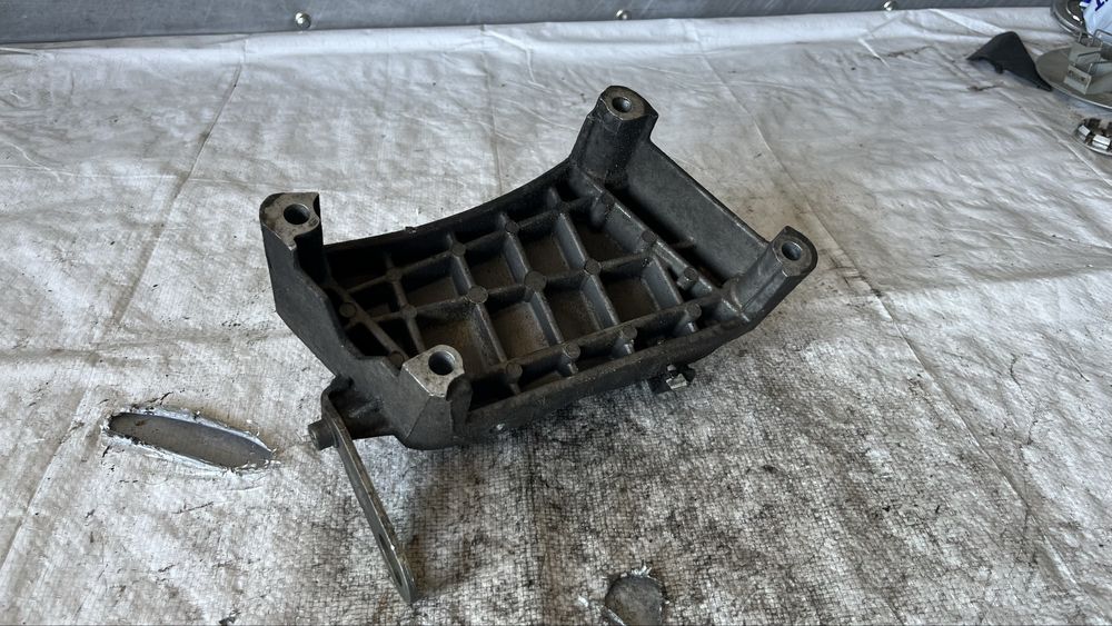 Opel Corsa D лапа двигател