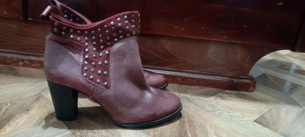 Боти BERSHKA"Bordo velvet"(41 номер)Произведени в Испания
Произведени