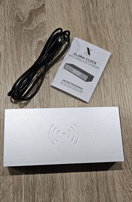 Настолен часовник с безжично зарядно за смартфон.