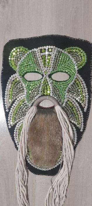 Кукерски маски с блестящи пайети