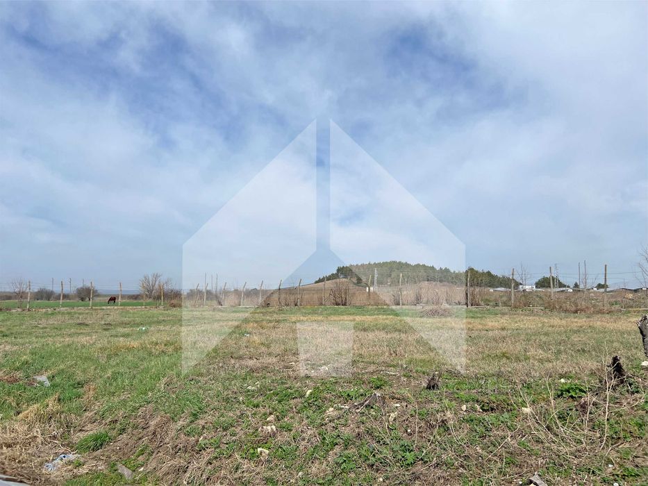 Продава парцел подходящ за бизнес, в регулация 1,8 дка гр. Нови пазар.