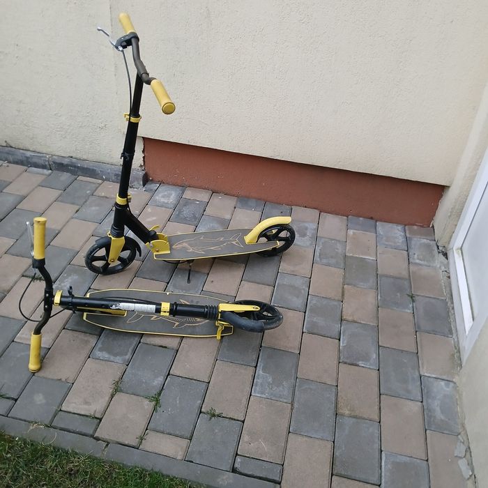 De vânzare doua trotinete.