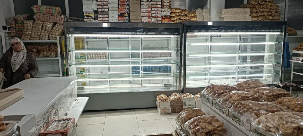 Vetrina xaladelnik Tort va shirinliklar uchun