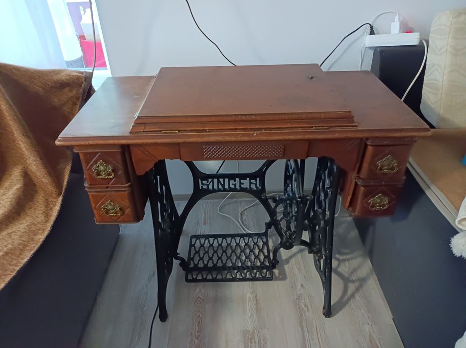 Vând sau la schimb Singer în stare bună de funcționare și estetică.