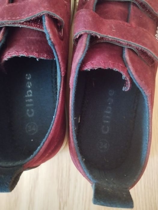 Teniși nr. 34, disponibile 2 perechi